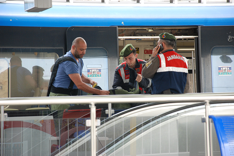 İZBAN'da bomba paniği