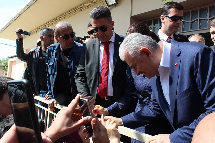 Başbakan Yıldırım oyunu İzmir'de kullandı