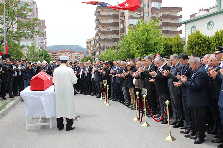 İzmir şehidini son yolculuğuna uğurladı