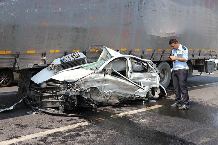 Tekeri patlayan TIR otomobili biçti: 2 yaralı