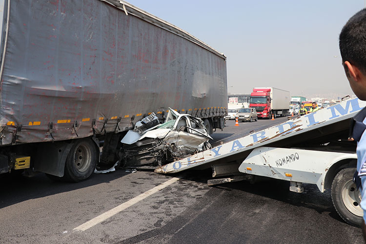 Tekeri patlayan TIR otomobili biçti: 2 yaralı