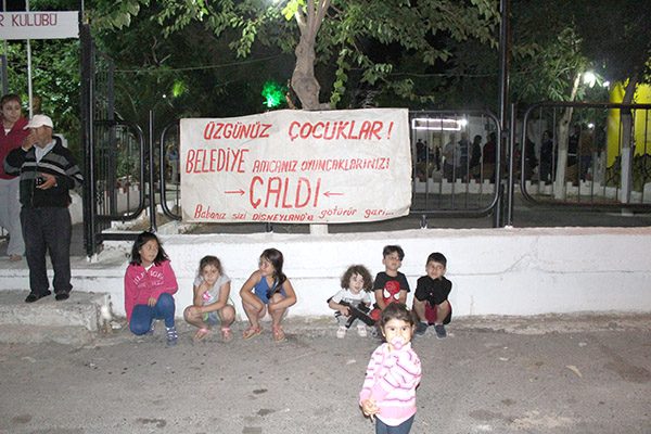 Belediye parktaki oyuncakları kaldırdı, çocuklar geri istedi