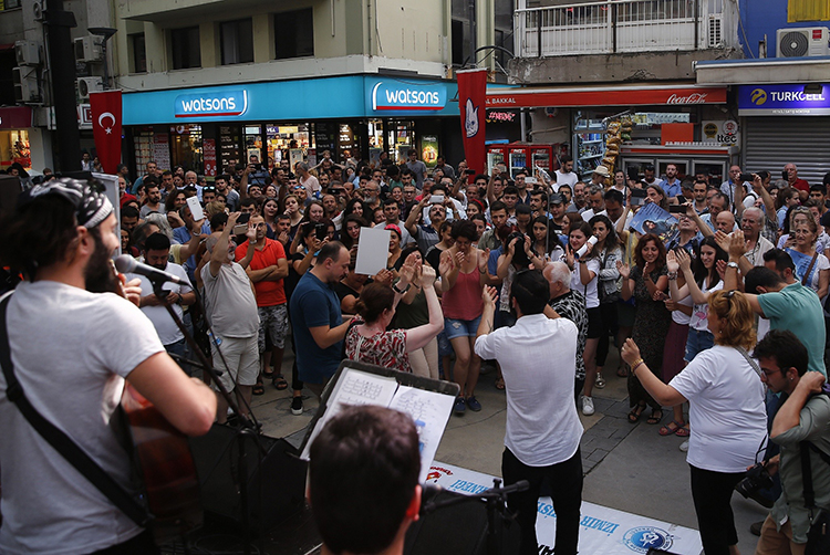Kazım Koyuncu Konak'ta şarkılarıyla anıldı