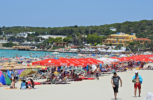 Tatilciler Çeşme plajlarını doldurdu