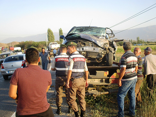 Kamyonetle otomobil çarpıştı: 3 yaralı