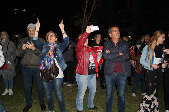 İzmir'den cumhuriyete özel ışık gösterisi