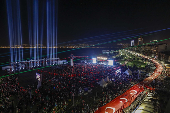İzmir'den cumhuriyete özel ışık gösterisi