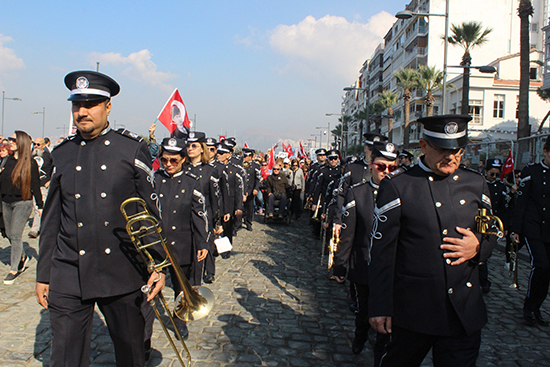 İzmir'de binler “Ata'ya Saygı Yürüyüşü”nde