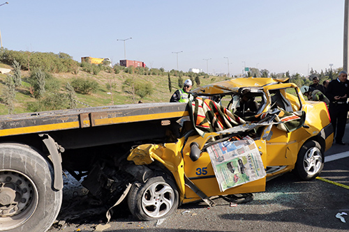 Ticari taksi tıra arkadan çarptı: 1 ölü