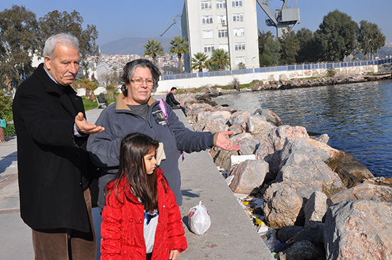 Karşıyaka'da sahil kirliliği vatandaşı isyan ettirdi