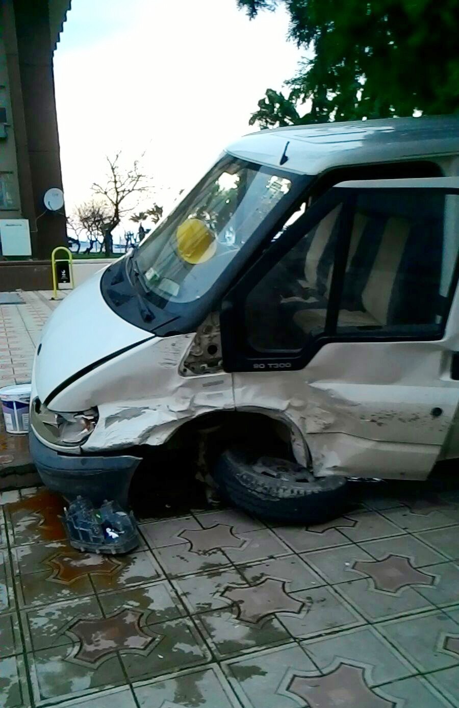 Otomobil ile minibüs çarpıştı: 13 yaralı