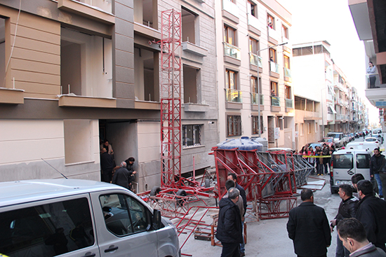 İnşaatta demir iskele devrildi: 1 ölü, 1 yaralı