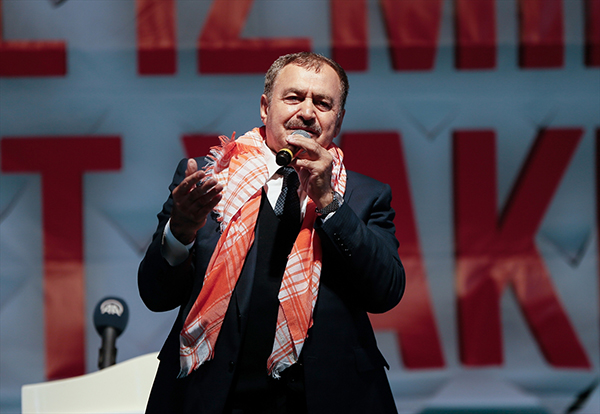 Bakan Eroğlu İzmir'de sahurda temel attı