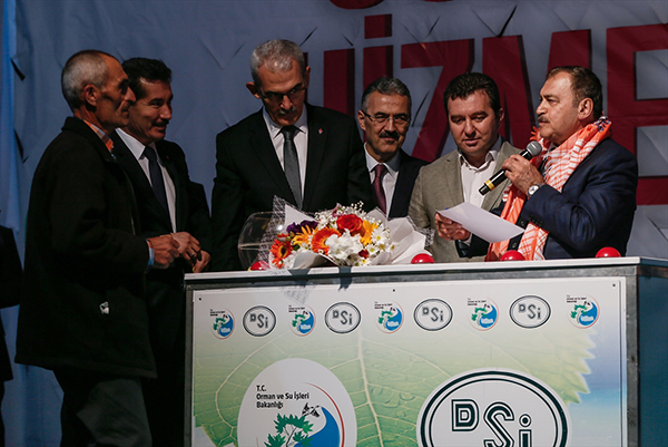 Bakan Eroğlu İzmir'de sahurda temel attı