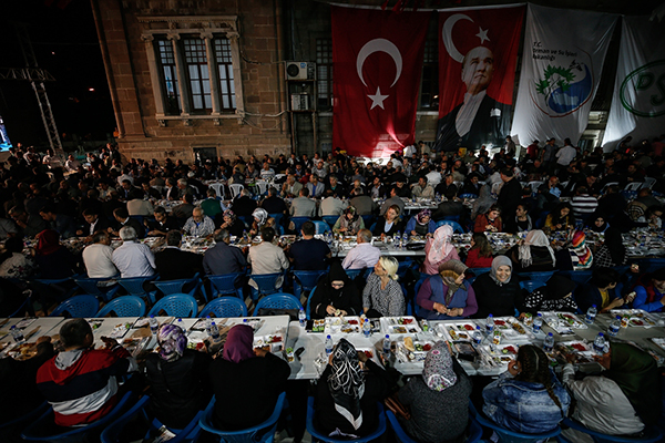Bakan Eroğlu İzmir'de sahurda temel attı