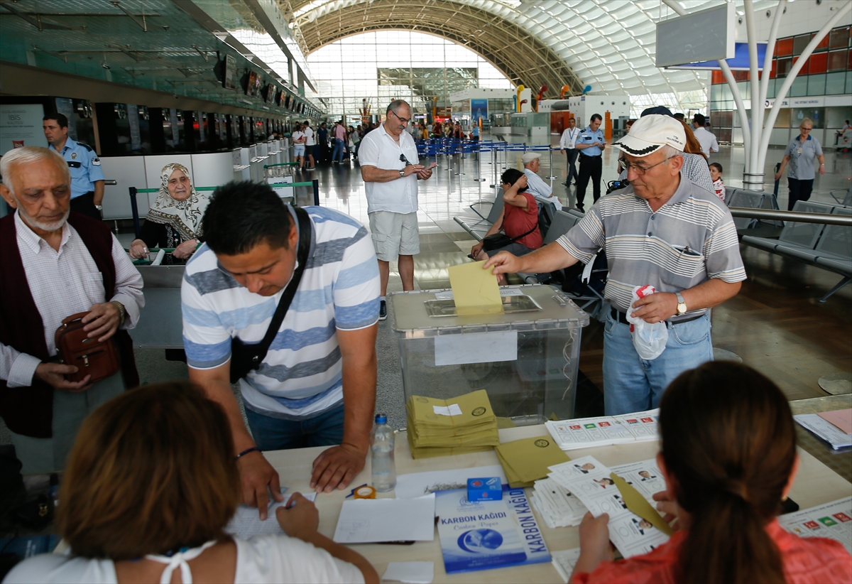 Gümrük kapılarında oy verme işlemi başladı