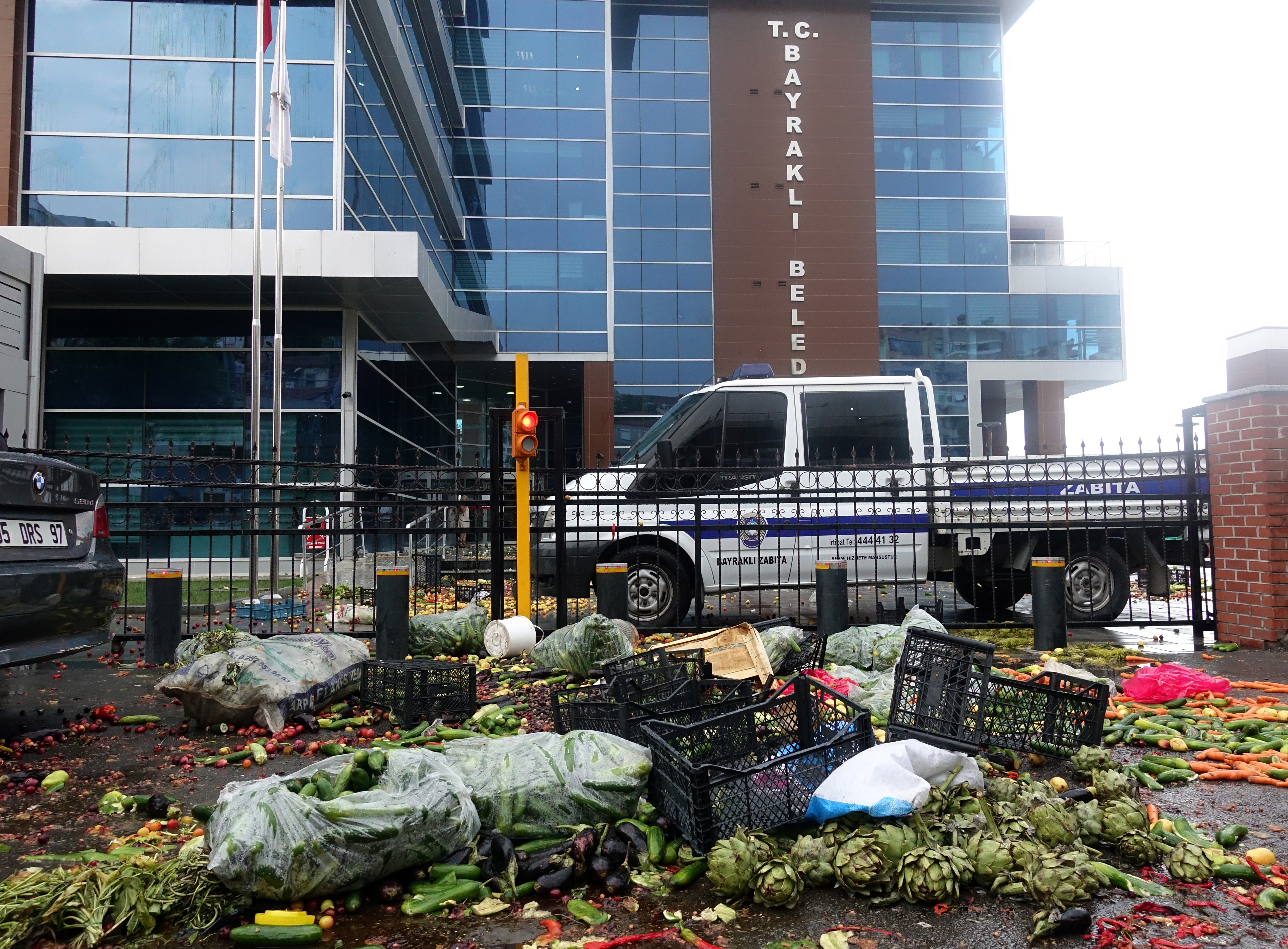 İzmir'deki o belediyenin önünde büyük gerginlik!