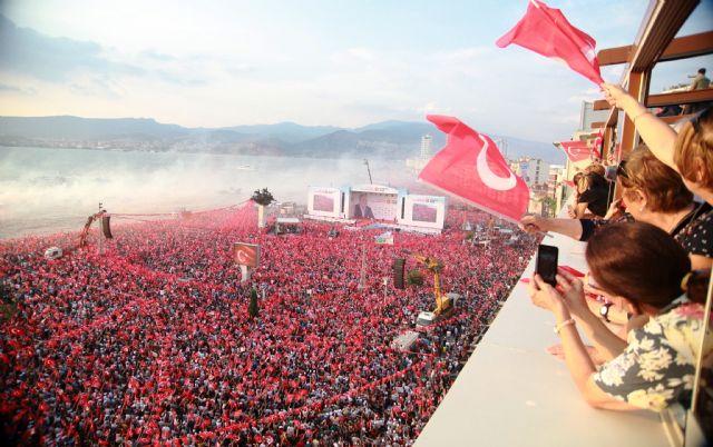 İzmir'de tarihi miting
