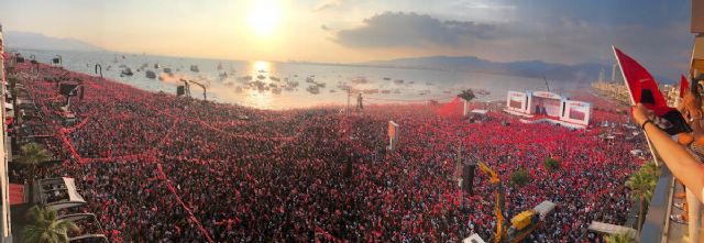 İzmir'de tarihi miting