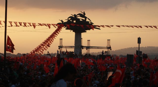 İzmir'de tarihi miting