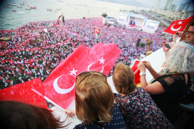 İzmir'de tarihi miting