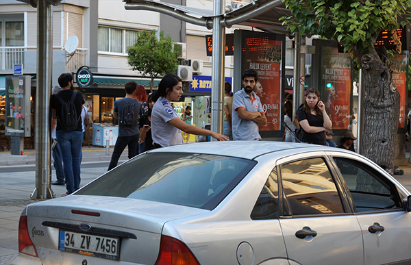 İzmir'de tramvay trafiğe takıldı
