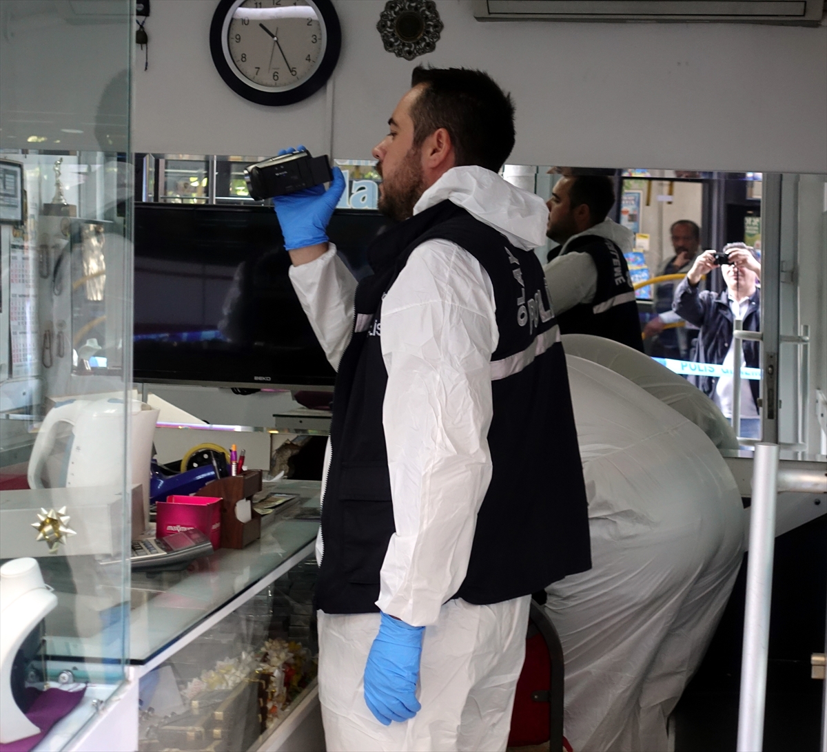 İzmir'de kuyumcu soygunu: Duvarı deldi, 1 kilo altını aldı-gitti!