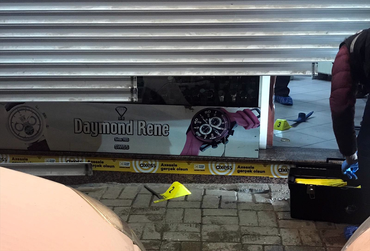 Kuyumcuya soyguncu şoku