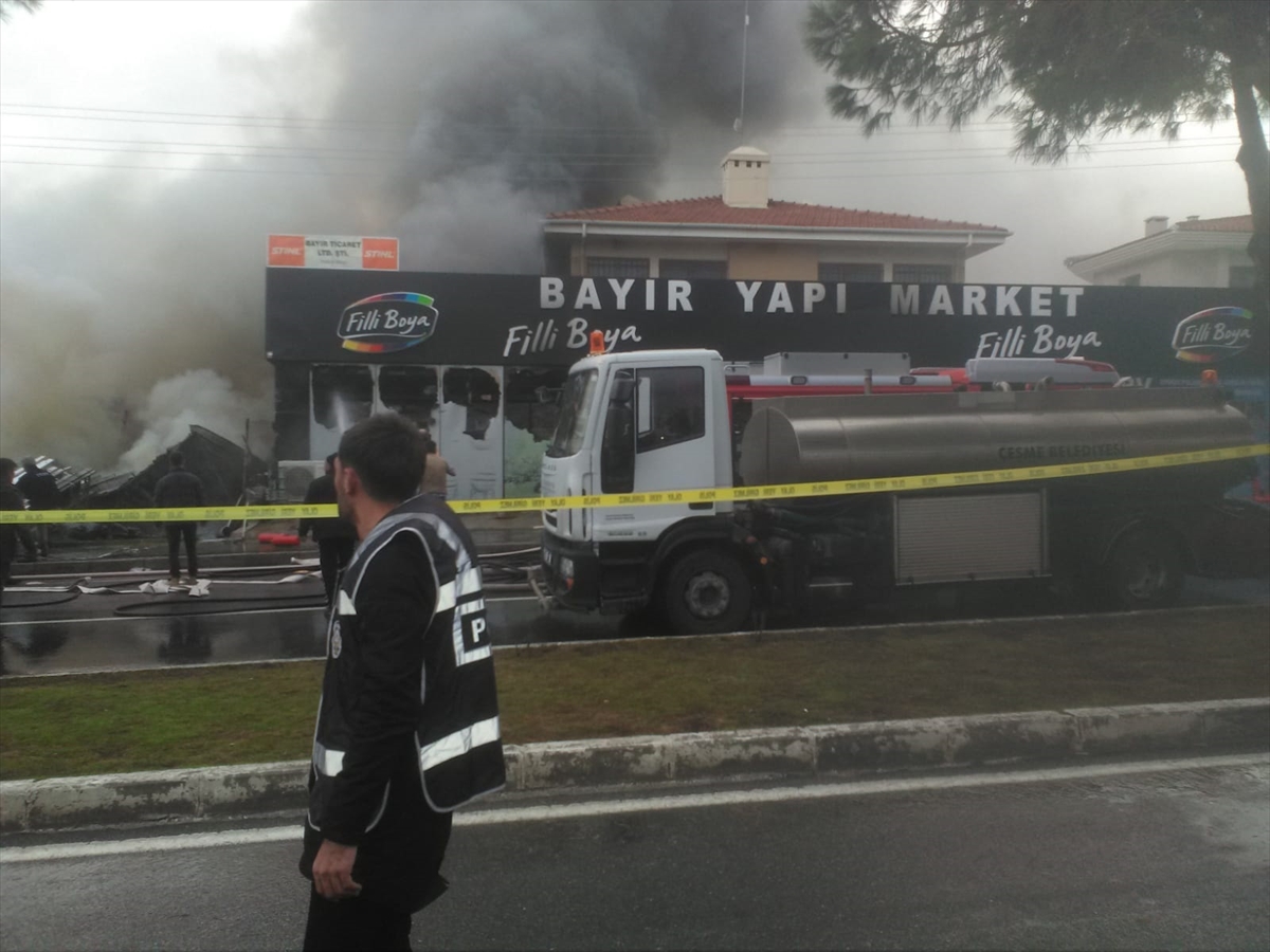 Çeşme'de dehşet... Yapı market alev alev yandı!