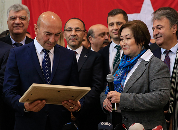 Tunç Soyer mazbatasını aldı