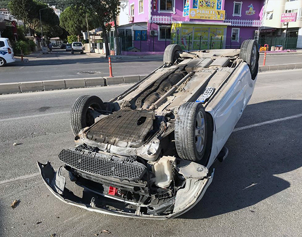 İzmir'de kontrolden çıkan otomobil takla attı