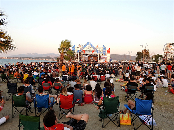 Gençlik Karnavalı İzmir'de başladı