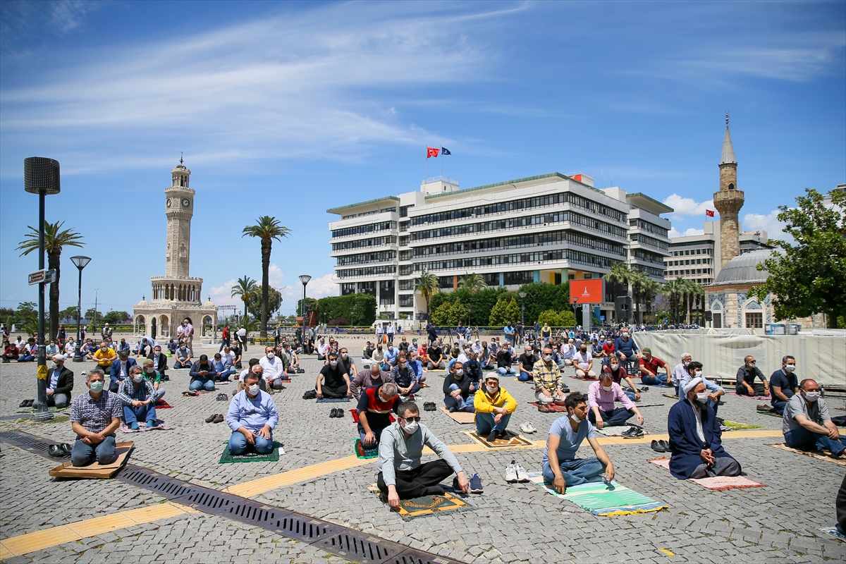 İzmir'de 74 gün sona Cuma Namazı!