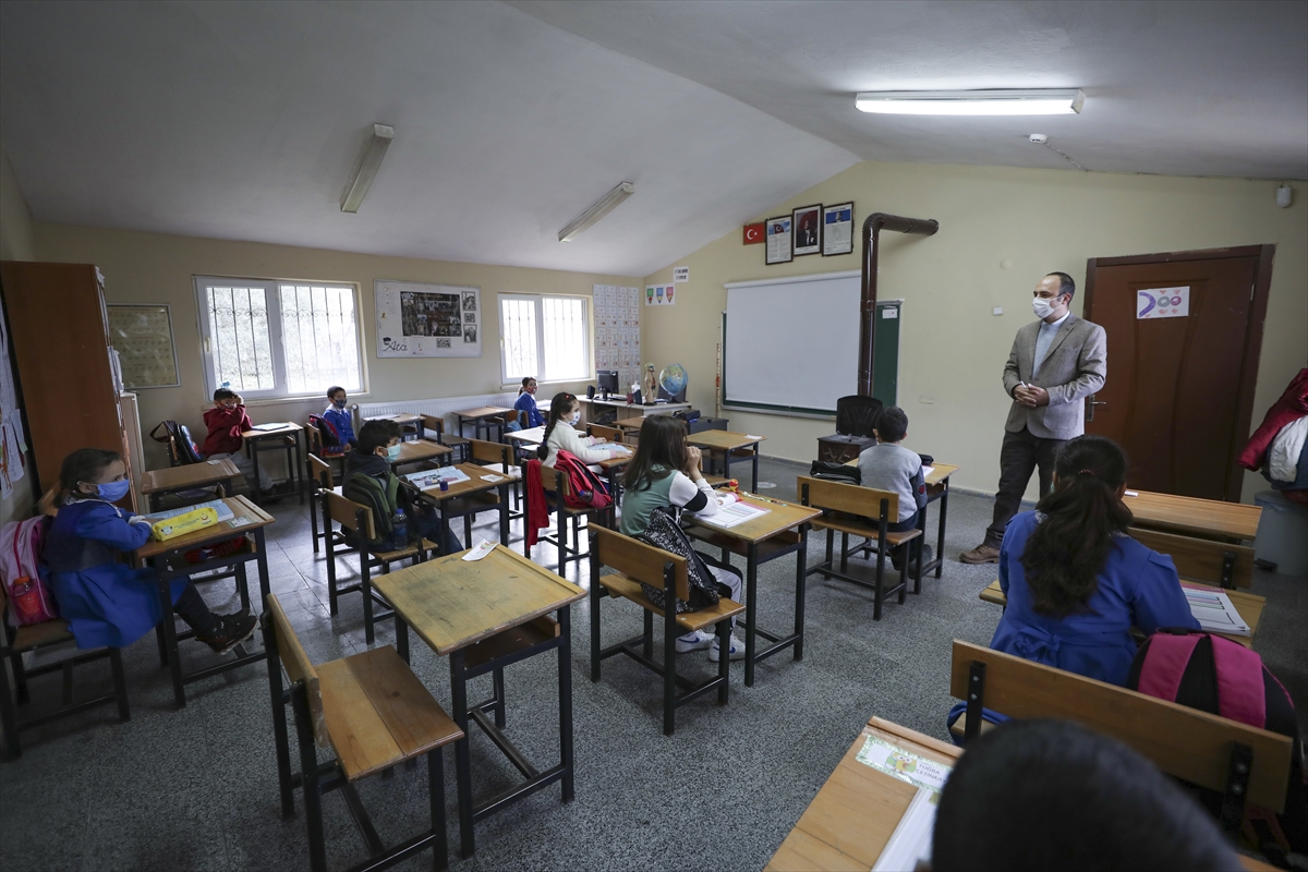 Yüz yüze eğitime başlayan öğrenciler okullarına kavuştu