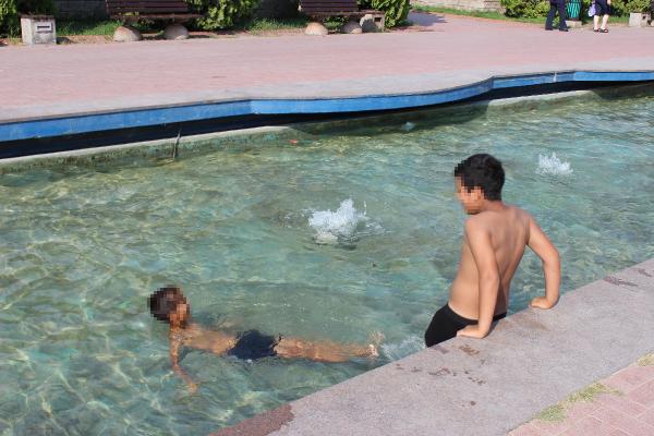 İzmir'de tehlikeli serinlik: Yasak dinlemiyorlar