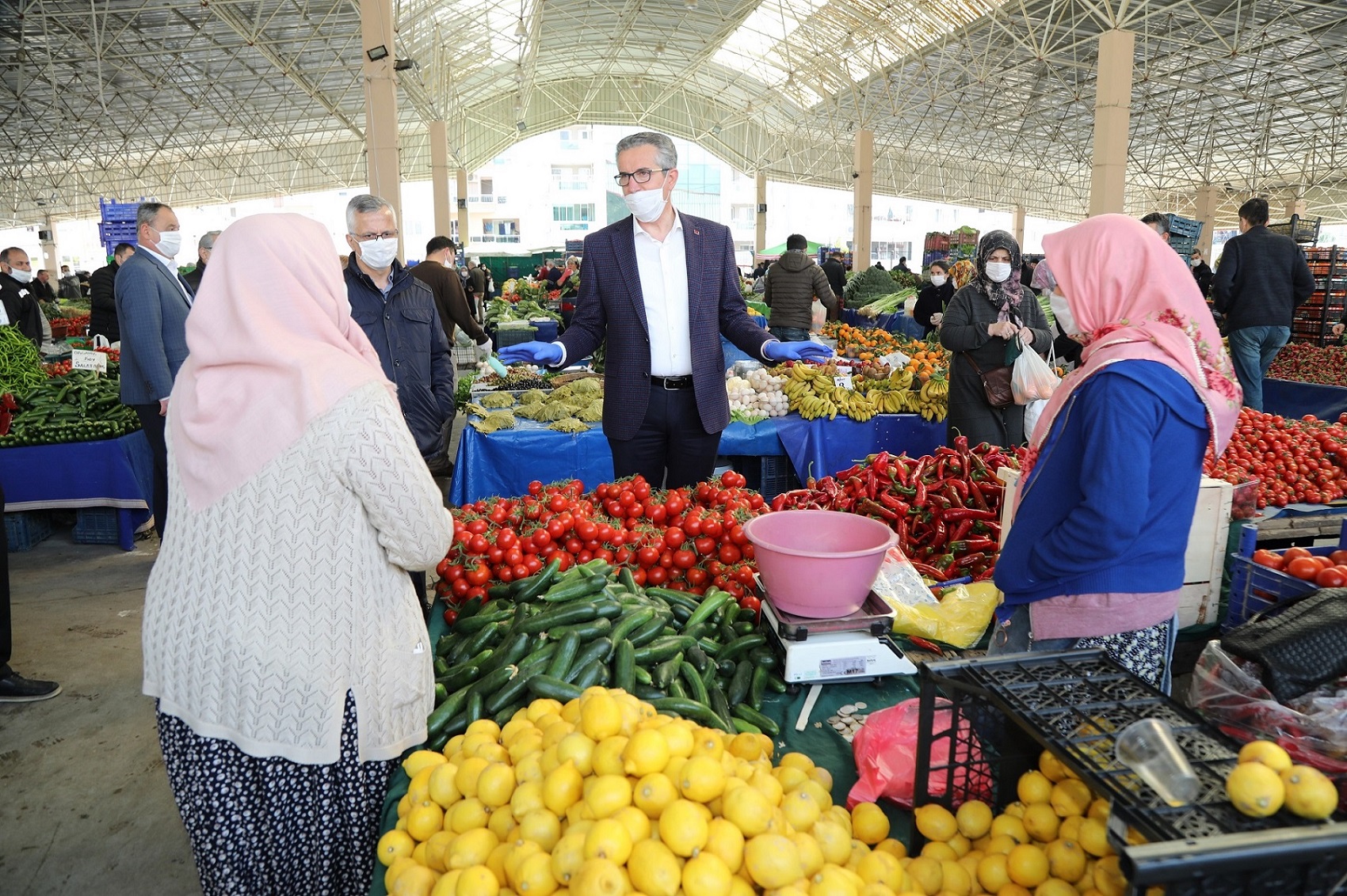 Gaziemir’in pazaryerlerinde koronavirüs seferberliği