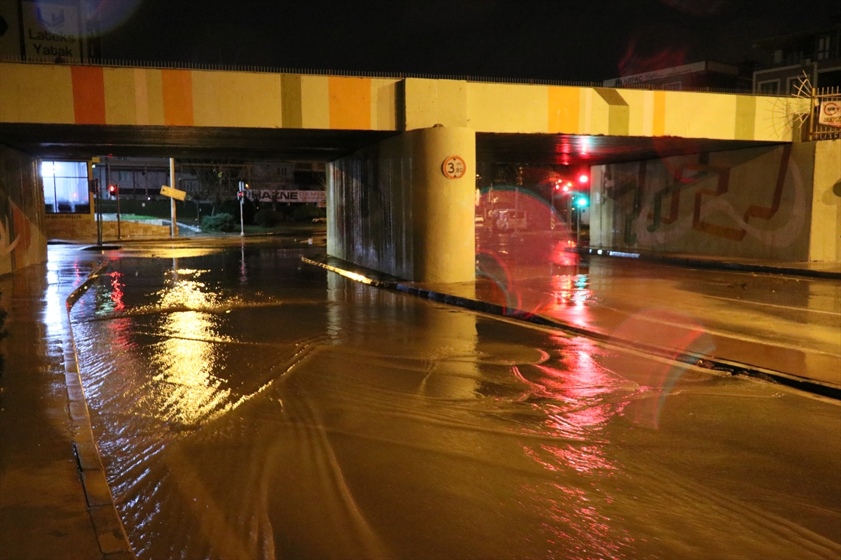 İzmir yine sağanak yağışa teslim!
