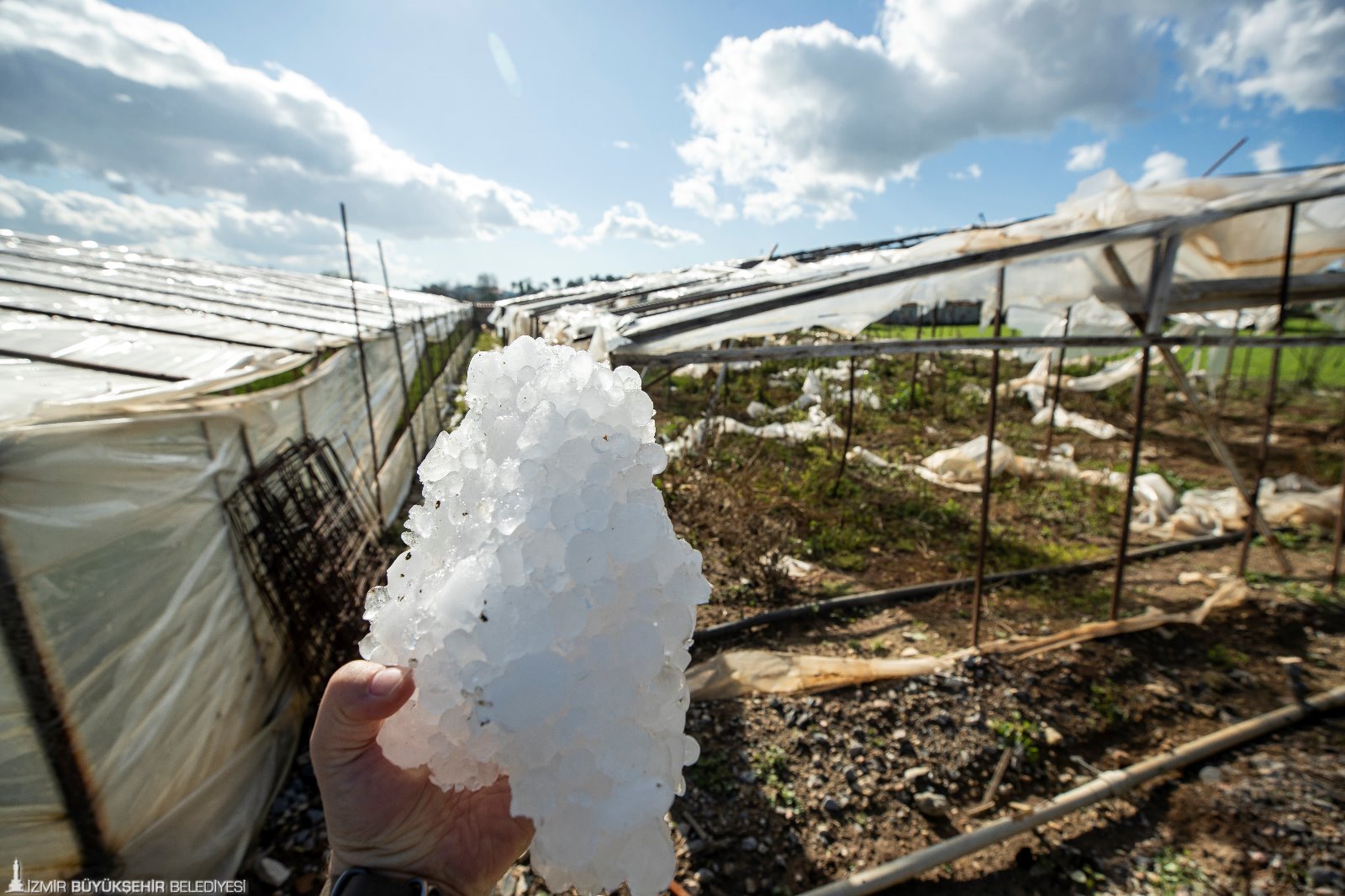 Başkan Soyer’den dolu nedeniyle zarara uğrayan üreticilere ziyaret