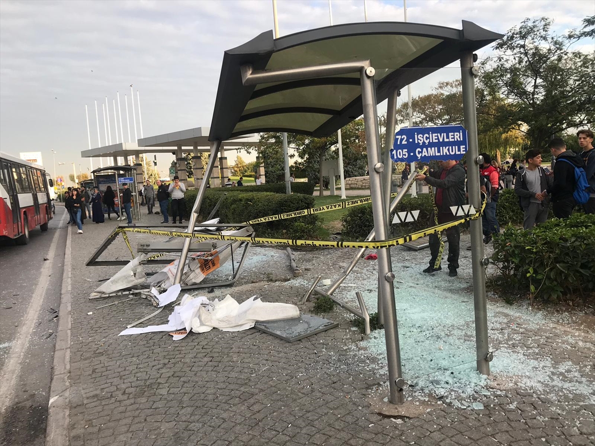 Kontrolden çıkan otomobil otobüs durağına çarptı