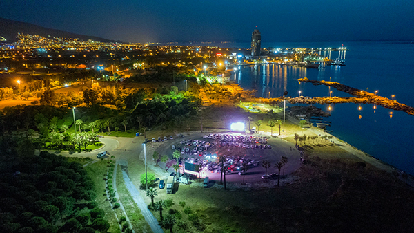 Arabalı sinema İzmirliye moral oldu