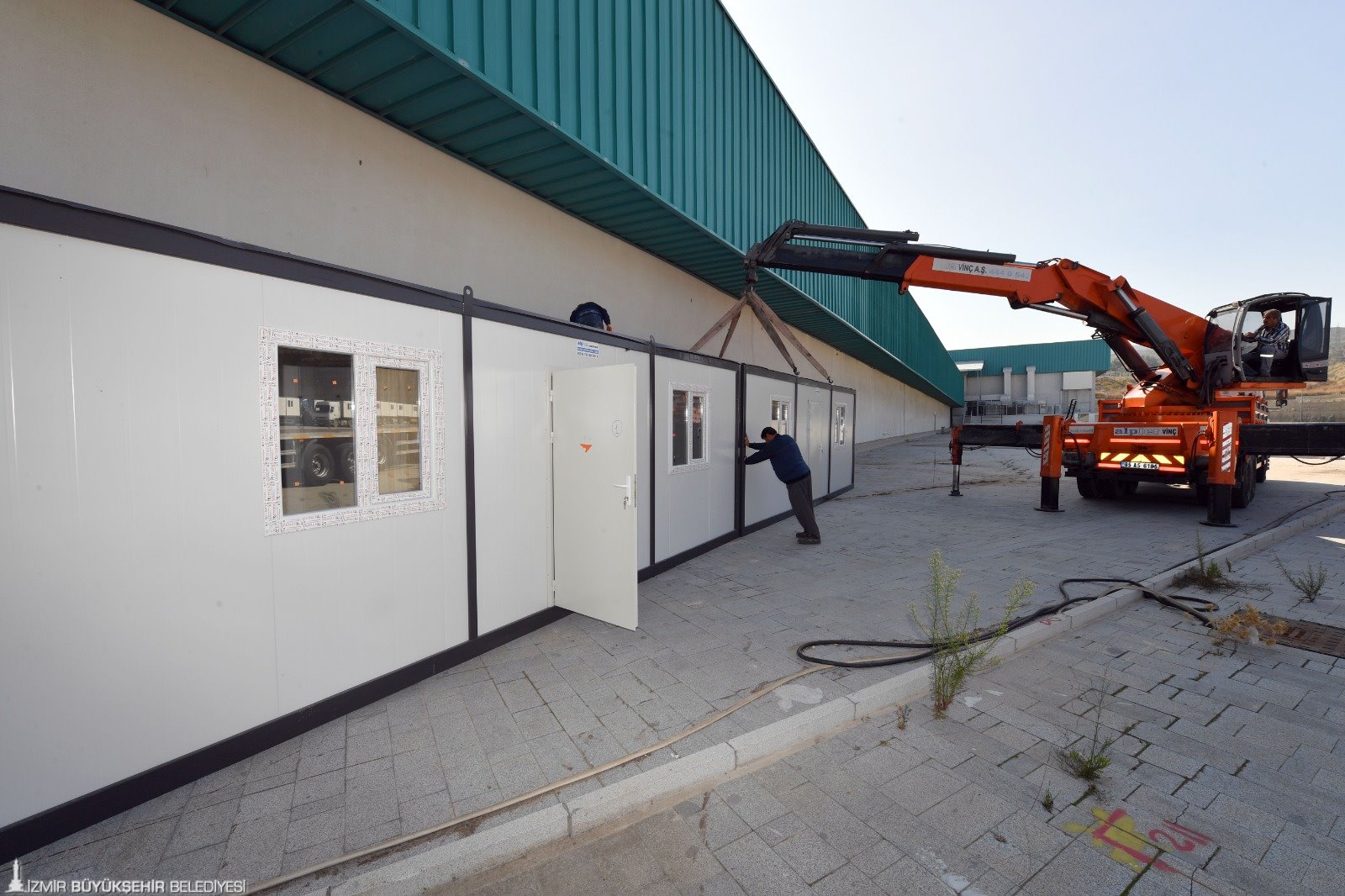 Türkerler’den depremzedelere 100 konteyner