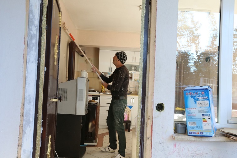 Sosyal konutlarda tadilat devam ediyor