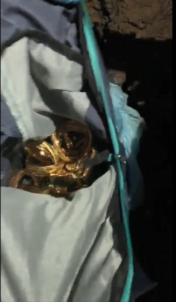 İzmir polisinden kuyumcuyu soyan zanlılara operasyon: Altınlar toprağa gömülü bulundu