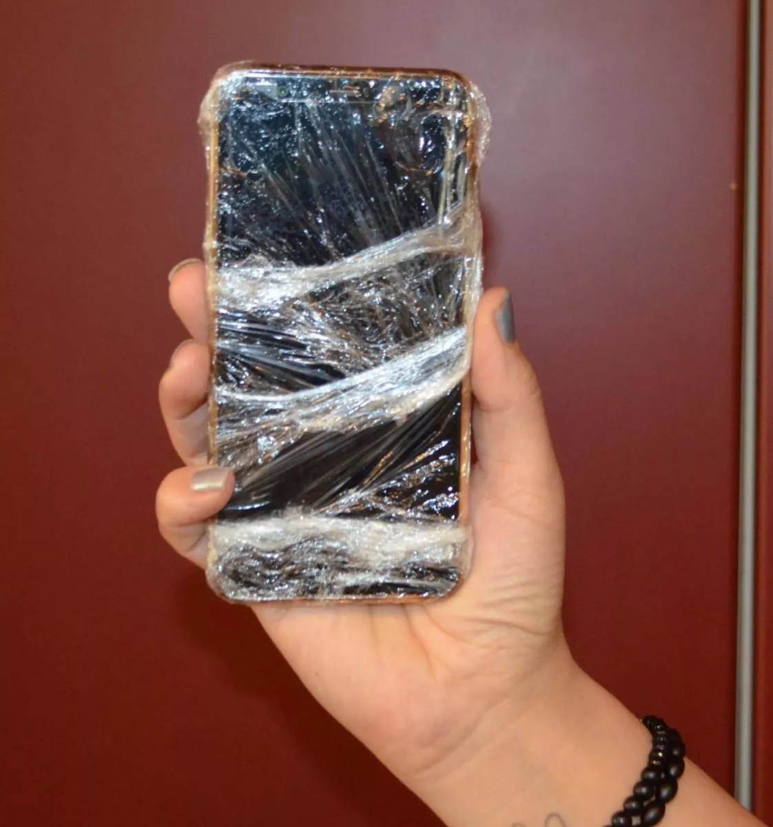 İzmirli doktordan 'cep telefonu' uyarısı: Streç film sarılmalı