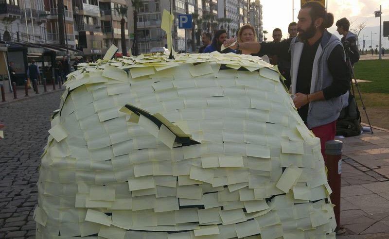 Kordon'da engelli çıkışını kapatan araca tepki