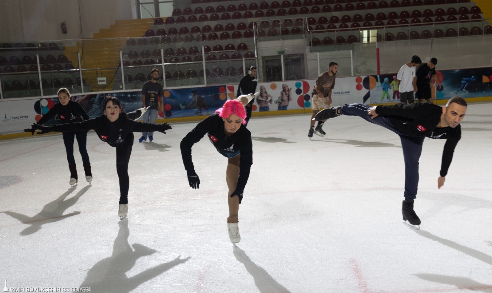 İzmir’de buz pateni sezonu açıldı