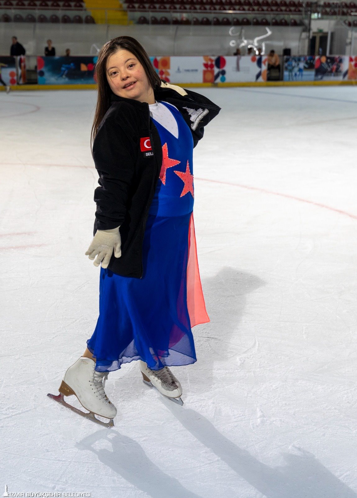 İzmir’de buz pateni sezonu açıldı