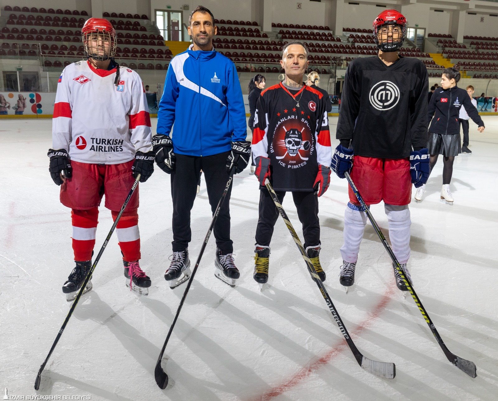 İzmir’de buz pateni sezonu açıldı