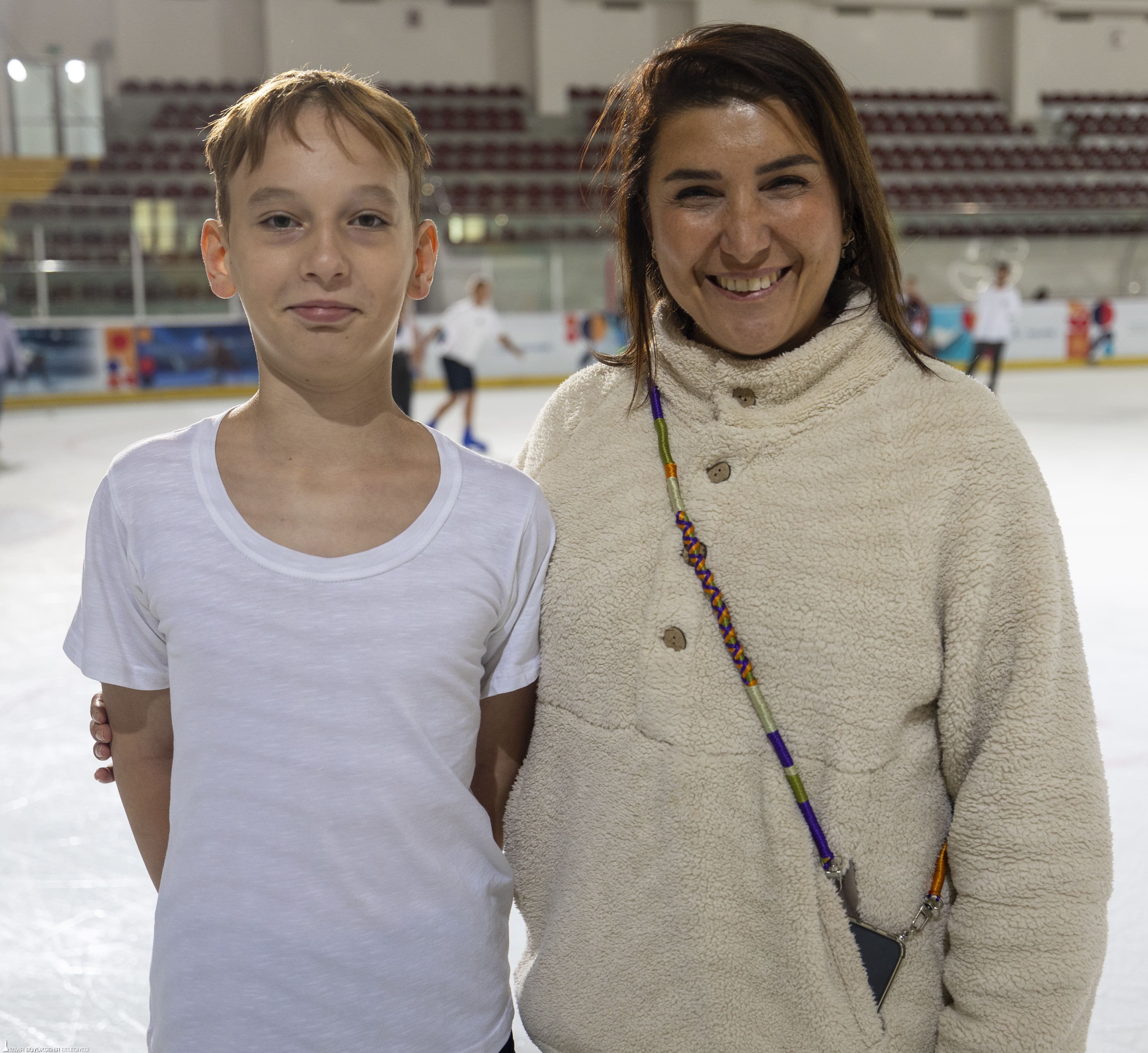 İzmir’de buz pateni sezonu açıldı