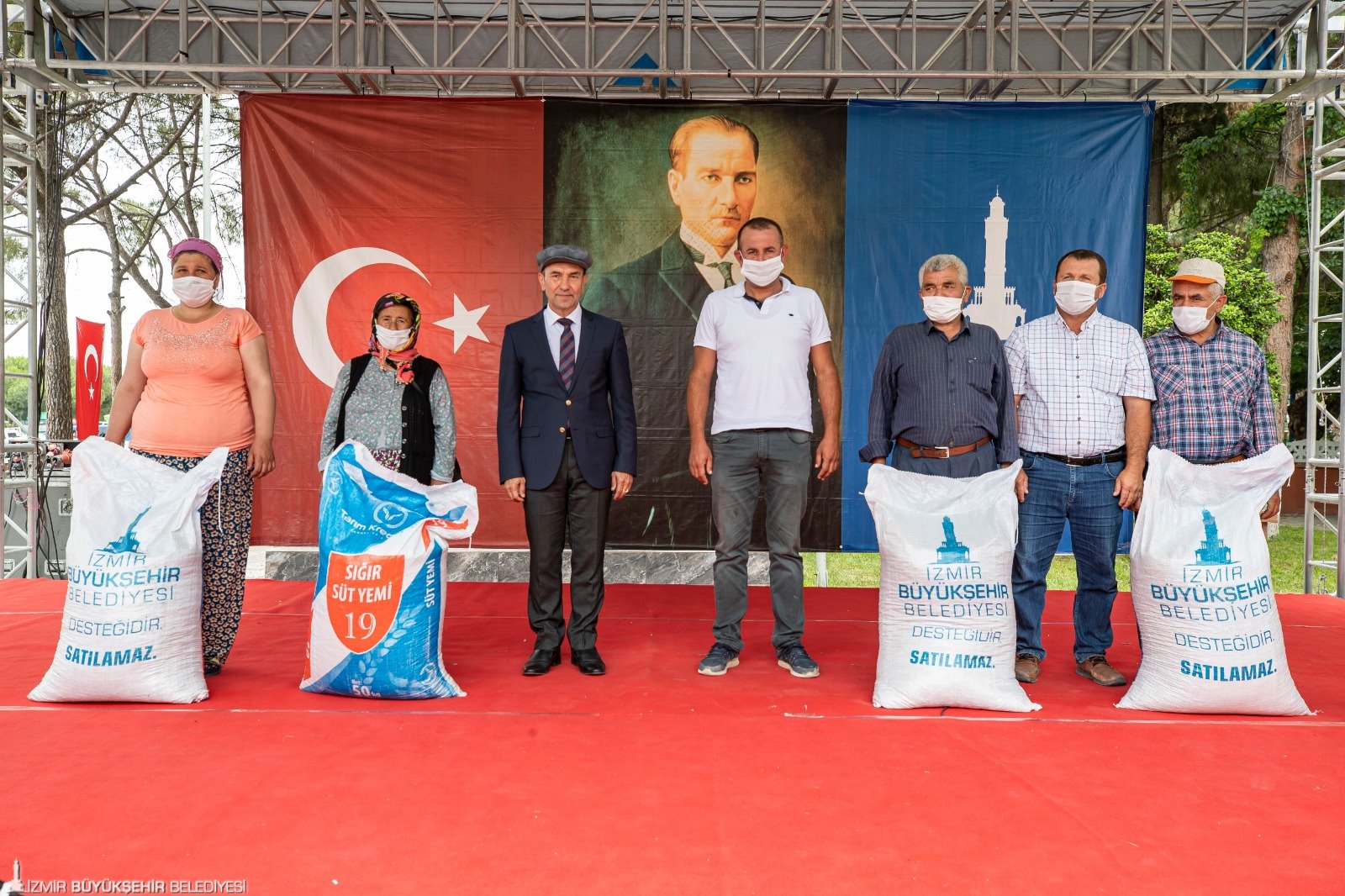 Büyükşehir'den köylüye yem desteği: Üretenin yanında duracağız